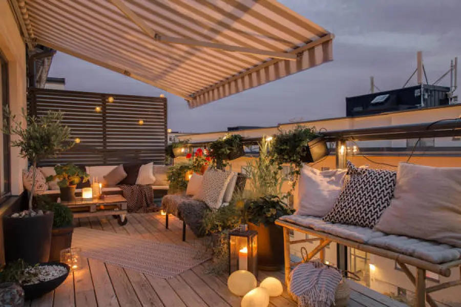 Come illuminare il balcone spendendo poco