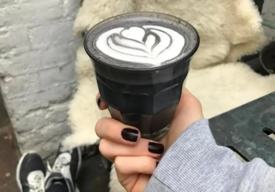 Latte di carbone, i benefici disintossicanti